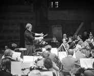 106818 Groepsportret van een gedeelte van het Utrechts Symphonie Orkest (U.S.O.) tijdens een repetitie voor het ...